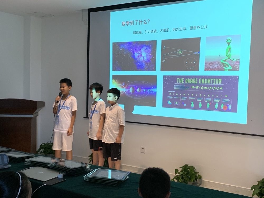 云学星球 · 航天科普基地

学员正在做总结报告演说